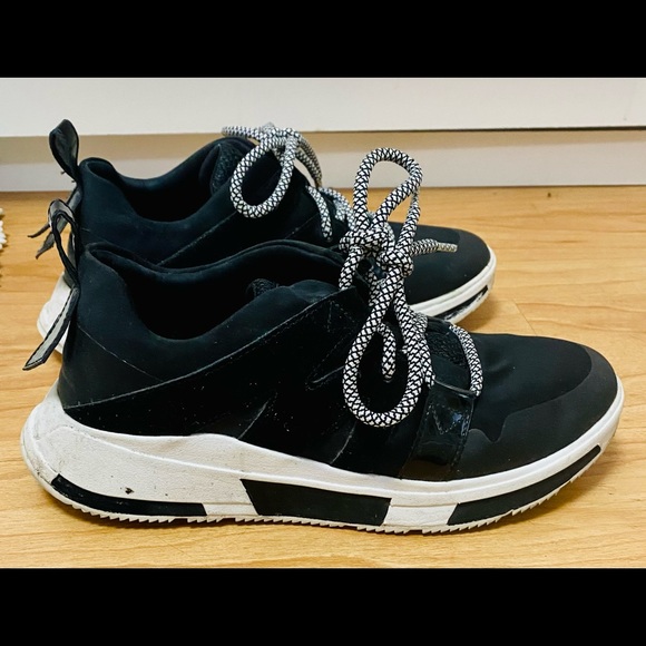 Size 8. Anatomically contoured and arch support .Black and white. Light weight - Picture 1 of 4